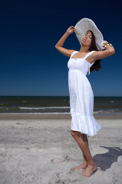 Sahil güzel kadın — Stok fotoğraf