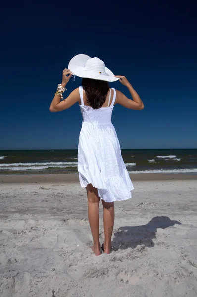 Gyönyörű nő a tengerparton — Stock Fotó