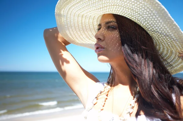 Sahil güzel kadın — Stockfoto