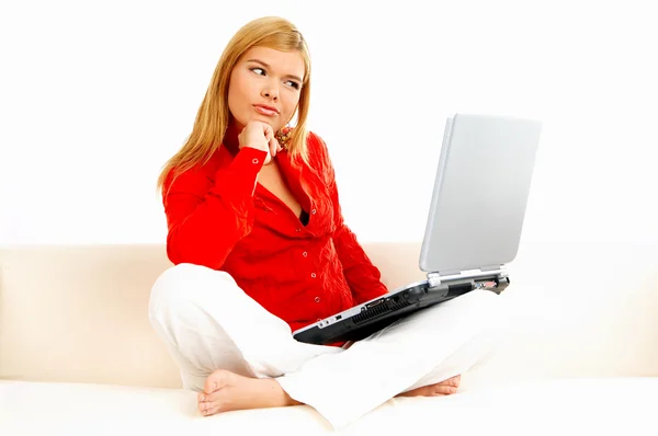 Women with laptop on couch — Stock Photo, Image