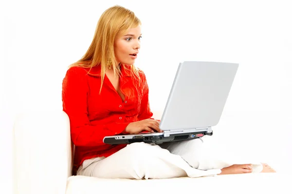 Kobiety z laptopem na kanapie — Zdjęcie stockowe