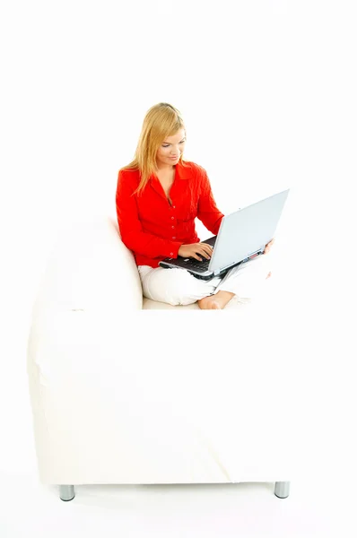 Mulheres com laptop no sofá — Fotografia de Stock