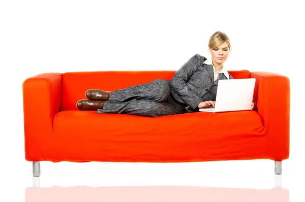 Kvinna på röd soffa — Stockfoto