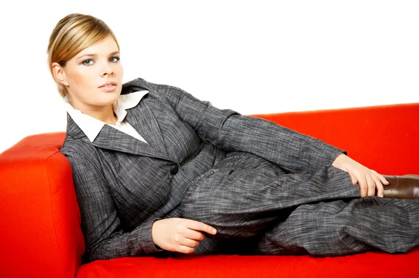 Γυναίκα στον κόκκινο καναπέ — Φωτογραφία Αρχείου