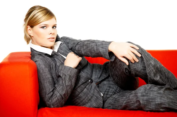 Frau auf rotem Sofa — Stockfoto