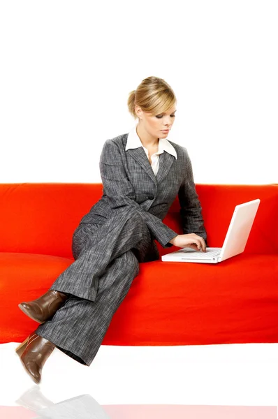 Mujer en sofá rojo — Foto de Stock