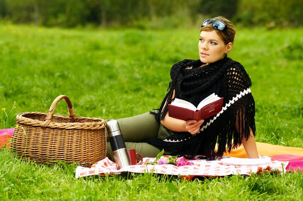 Mujer en el picnic —  Fotos de Stock