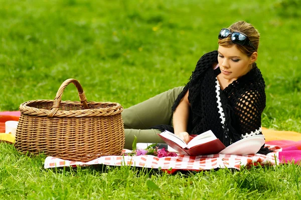 Žena na piknik — Stock fotografie