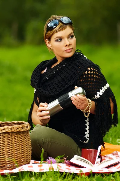 Mujer en el picnic —  Fotos de Stock