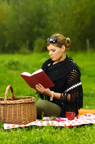 Mujer en el picnic — Foto de Stock