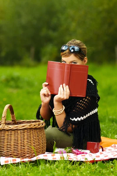 Kobieta na piknik — Zdjęcie stockowe