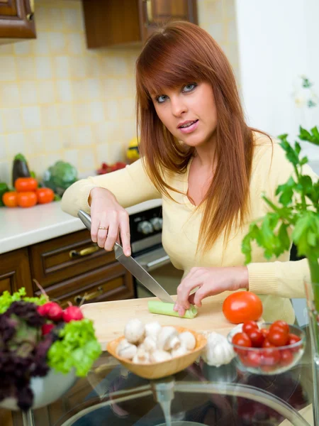 Vrouw in keuken — Stockfoto