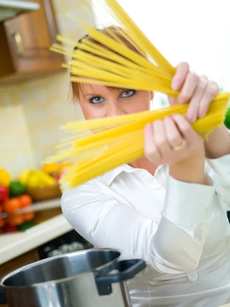 Femme dans la cuisine — Photo