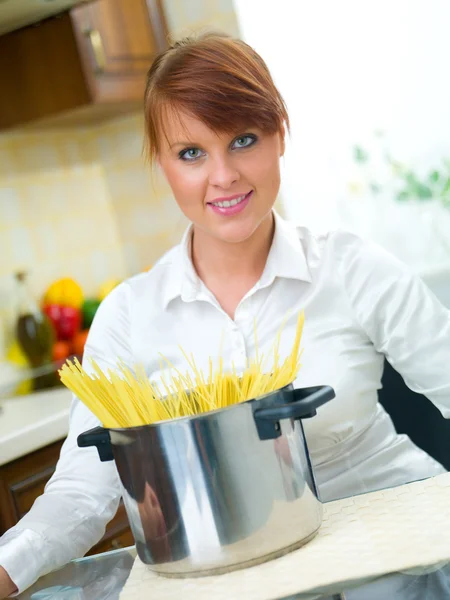 Жінка в кухні — стокове фото