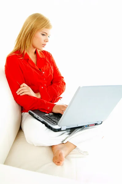 Женщины с ноутбуком на диване Лицензионные Стоковые Фото