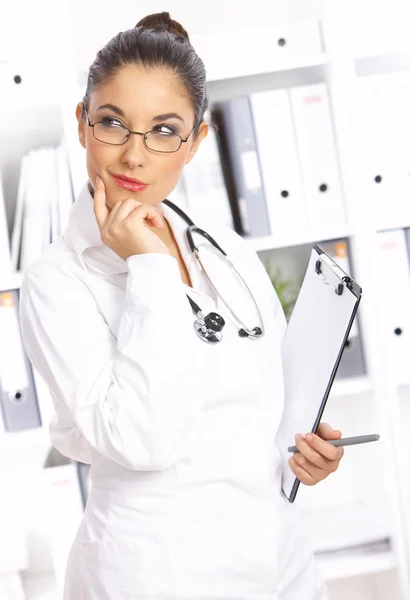 Kvinnlig läkare under operation — Stockfoto