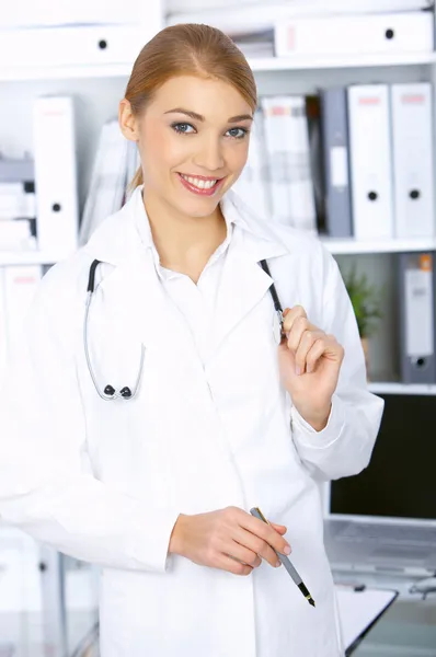 Retrato de bela médica feminina — Fotografia de Stock