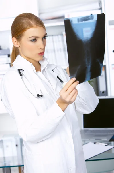 Kobieta lekarz na chirurgii — Zdjęcie stockowe