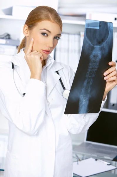 Médico femenino en cirugía —  Fotos de Stock