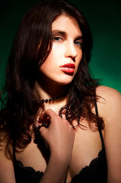 Krásná mladá brunetka modelu pozice — Stock fotografie