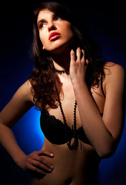 Krásná mladá brunetka modelu pozice — Stock fotografie