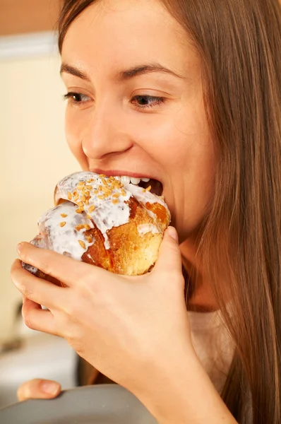 Eating cake in kitchen — Stock Photo, Image