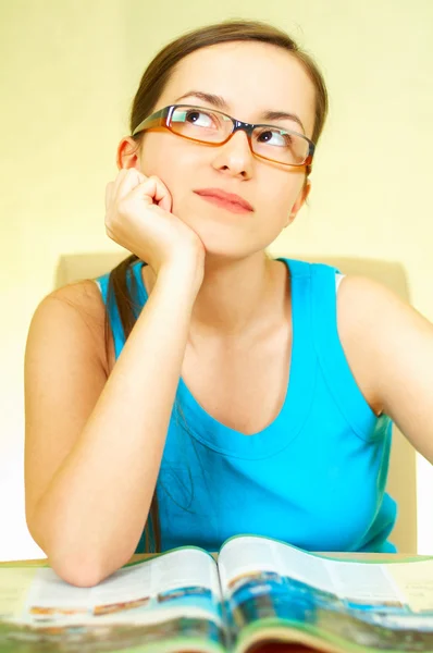 若いきれいな色マガスを読む女性 — ストック写真