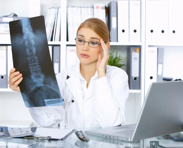 Female doctor in surgery — Stock Photo, Image