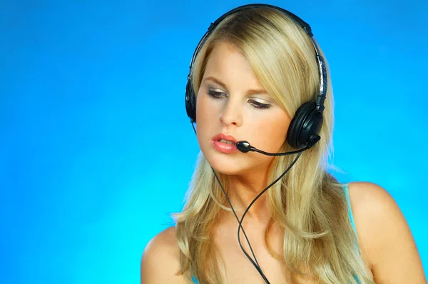 Jonge mooie vrouw dragen een telefoon headset — Stockfoto