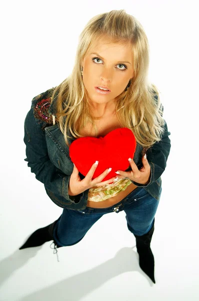 Blond sexy meisje houden een rood fluweel hart — Stockfoto