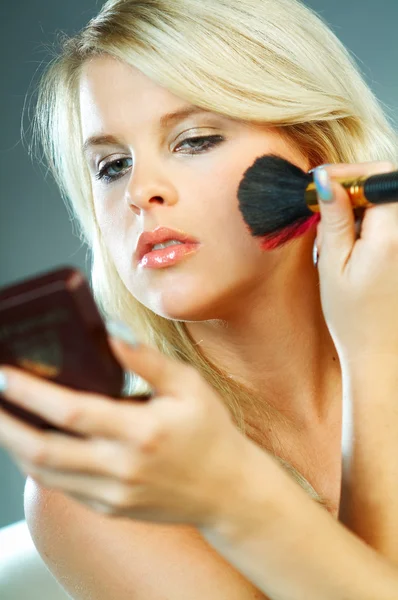 Sexy blondynka młoda kobieta robi makijaż — Zdjęcie stockowe