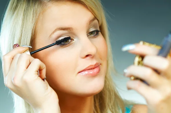 Sexy blonde young woman doing makeup — Stock Photo, Image
