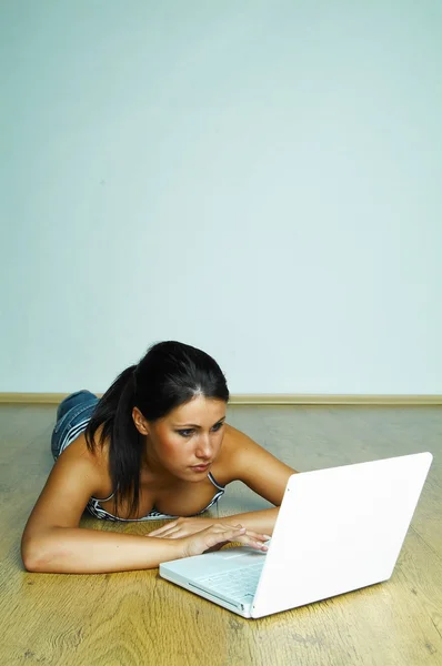 Using laptop computer — Stock Photo, Image