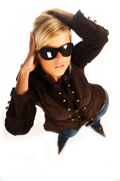 Ragazza bionda con occhiali da sole neri su bianco — Foto Stock