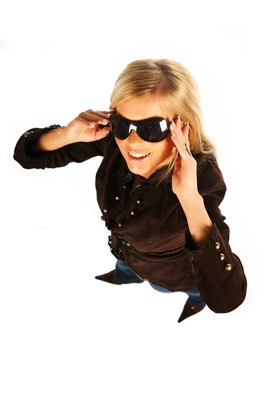 Blonde fille avec des lunettes de soleil noires sur blanc — Photo