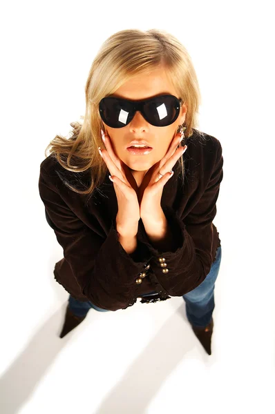 Menina loira com óculos de sol pretos no branco — Fotografia de Stock