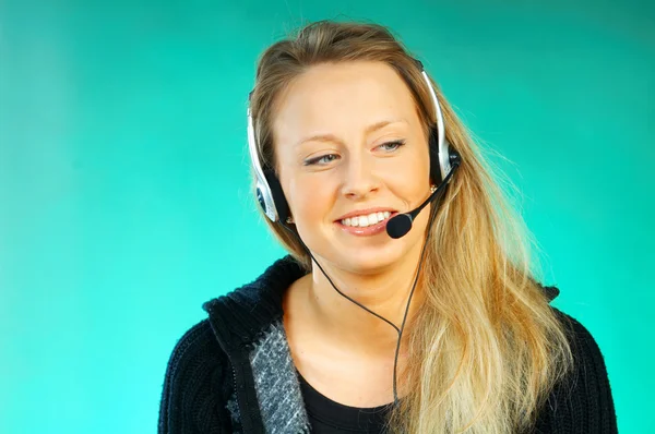 Jonge mooie vrouw dragen een telefoon headset. — Stockfoto