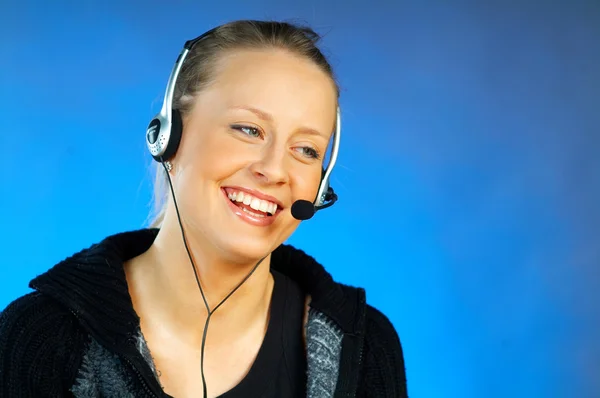 Fiatal csinos nő, fárasztó egy telefon fejhallgató — Stock Fotó