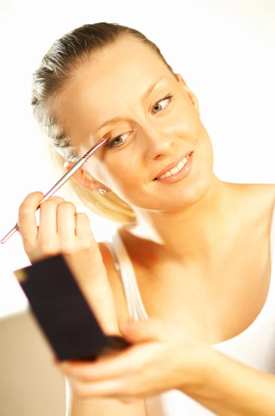 Vrij blond meisje doen make-up — Stockfoto