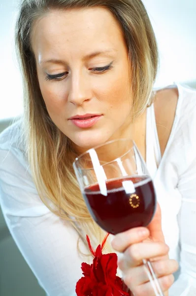 Mulher loira muito jovem com copo de vinho tinto — Fotografia de Stock