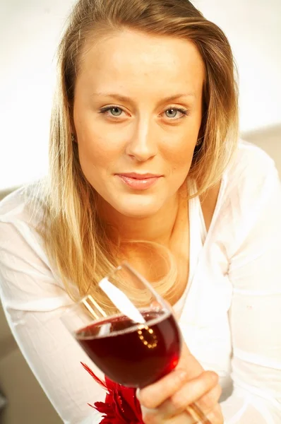 Csinos, fiatal szőke nő pohár vörös bor — Stock Fotó