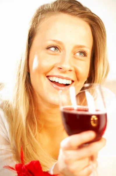 Bella giovane donna bionda con bicchiere di vino rosso — Foto Stock