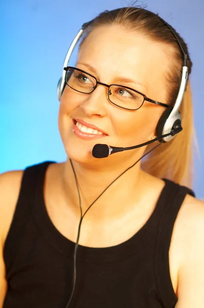 Jonge mooie vrouw dragen een telefoon headset. — Stockfoto