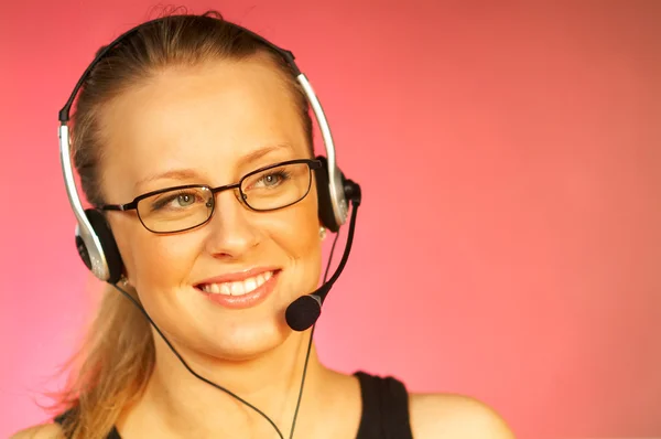 Ung vacker kvinna som bär en telefon headset. — Stockfoto