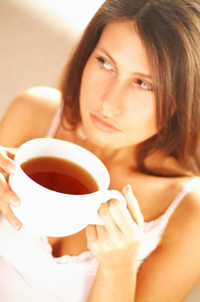 Mulher morena com xícara branca de chá preto — Fotografia de Stock