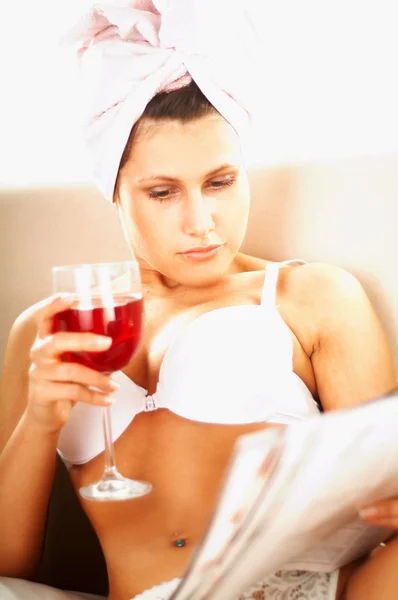 Bonitas mujeres rubias jóvenes con copa de vino tinto — Foto de Stock