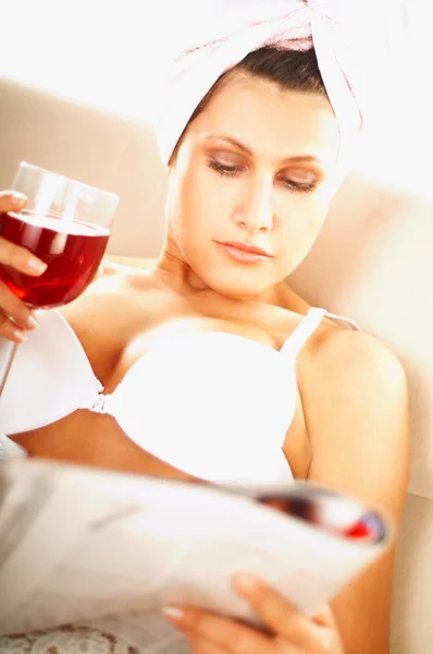 Ładny blond kobiet przy lampce czerwonego wina — Zdjęcie stockowe