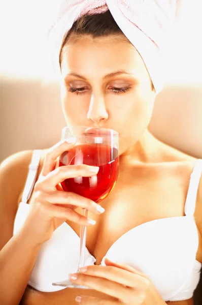 Belle giovani donne bionde con bicchiere di vino rosso — Foto Stock
