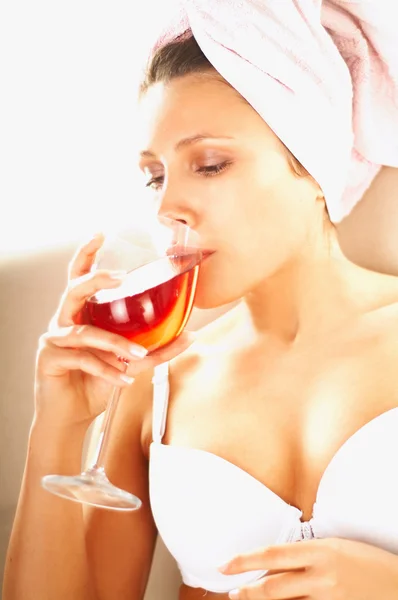 Hezká mladá blond ženy se sklenicí červeného vína — Stock fotografie