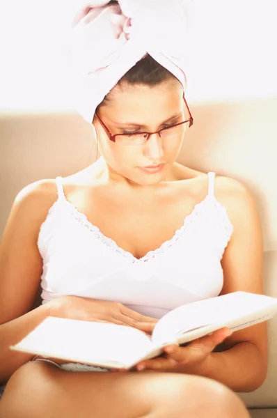 Jonge mooie vrouwen lezen van een boek — Stockfoto